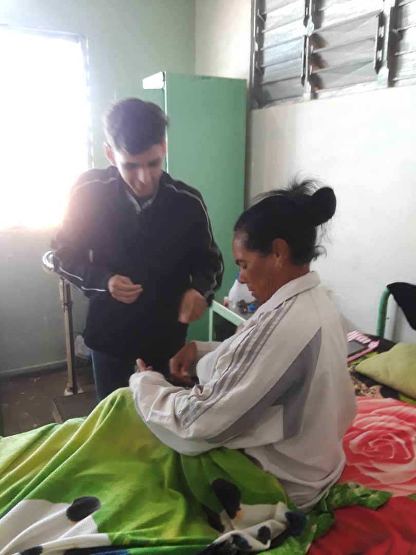 Los estudiantes de 2 año de la carrera  de #medicina recibiendo las clases de Introducción a la Clínica en el municipio de San Luis comparte de su plan de estudios que continúa.

#UCMPinarXLaExcelencia