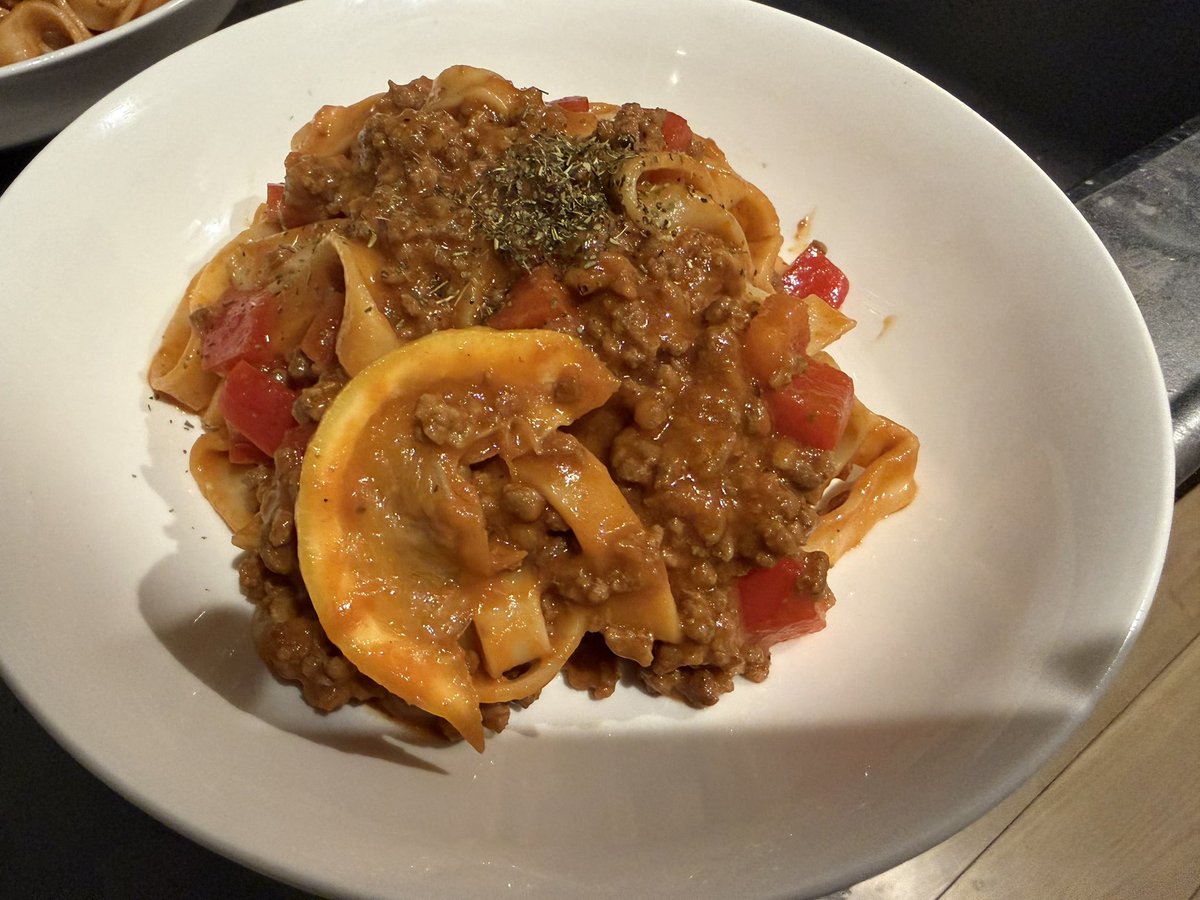 たまには
元某レストランの料理長として腕を振るってみた

ひき肉のレモントマトクリームソースパスタ