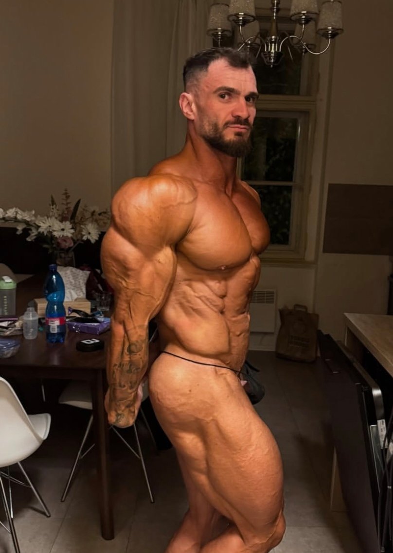 Tomas Sentinek exposed tan thongs 🤤💗💕😍❤️💖💞🥰🫠 #bodybuilder #sexyhunk #hothunk #bulge #muscle #toohot #nudemuscle #exposed