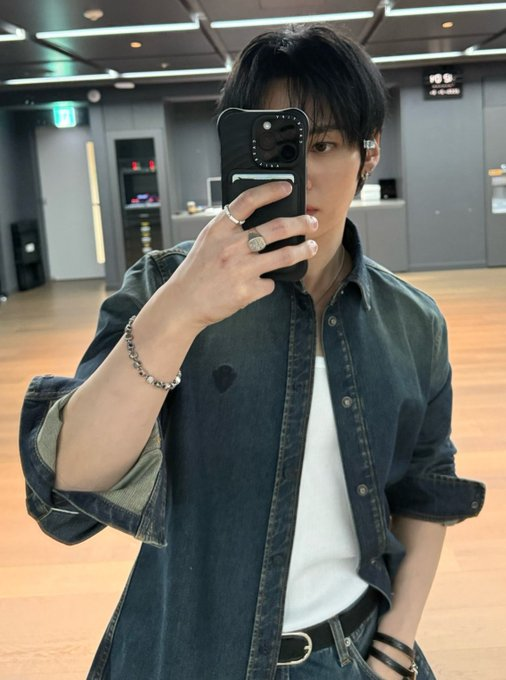 //blood, violence, painplay, kidnapping

Mafia boss mnh captured a rival boss’ son, jsvng. He ofc makes jsvng crawl and kiss his rings in deference. Jsvng waits on his knees, heart pounding, wondering if he will survive his capture. +