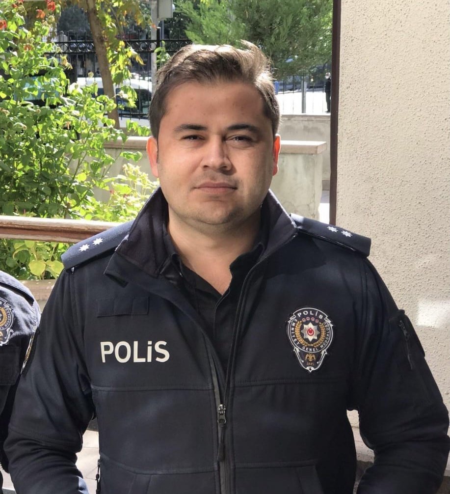 Hakkari'de intihar ederek yaşamına son veren kıymetli Başkomiserimiz Mehmet Cengiz, memleketi Yozgat'ta toprağa verildi.

Başımız sağolsun.