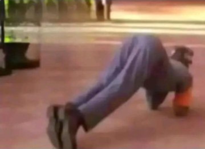 Russian: Пойдем со мной, моя дорогая.
Kenyan woman: