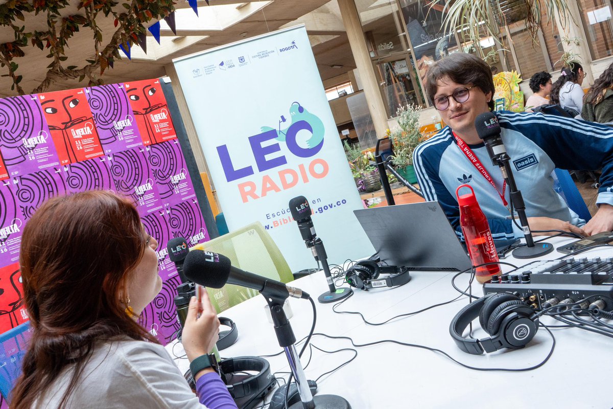 #AquíSíPasa l En el Día Mundial de la Radio celebramos ese latido invisible que nos une a través de las voces. #LEORadio, la emisora cultural de Bogotá, es memoria, es identidad y es un espacio donde las historias de nuestros barrios, bibliotecas y comunidades encuentran eco.