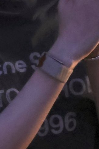 ชั้นก็นึกว่าสายนากาใหม่อะไรมีสีแดง ที่ไหนได้ มันคือหัวใจที่พี่หลิงให้หรอ 

เลยหรอออม 

LINGORM PRESENTER LAURIER #LingOrmValentineWithLaurier