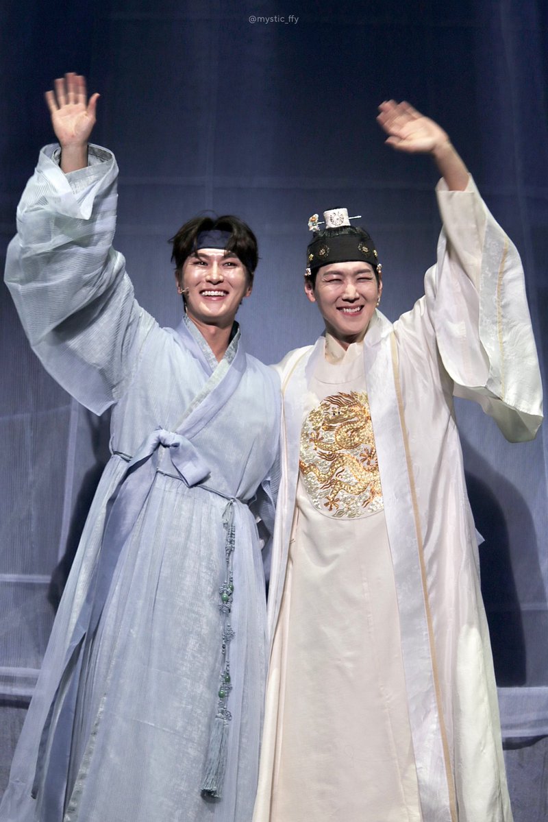 260213 #한복입은남자 커튼콜데이

영실·강배 | #박은태
세종·진석 | #카이 

😄❤️😆