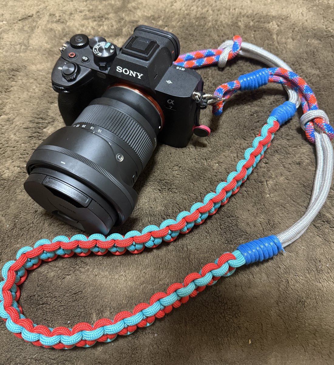 FUSIONのスマホストラップ📸のストラップに丁度良いからSILENCEでも