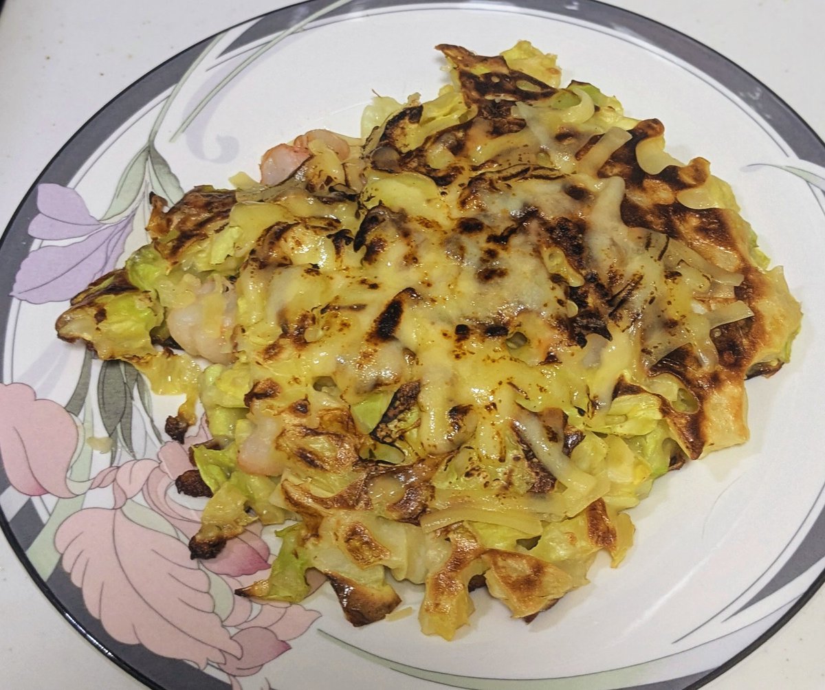 一見普通のお好み焼きだが……
なんと！
焦がしチーズを仕込んでおるのだよ！