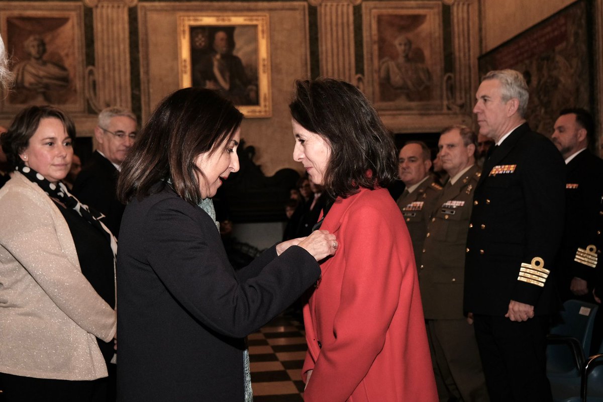 👉Hoy en El Viso del Marqués se ha realizado un acto de homenaje a #ÁlvarodeBazán. 

⚓️🇪🇸A su vez, se ha reunido el Consejo Superior de la #Armada, presidido por la Ministra de Defensa Margarita Robles. 

🔱Compromiso con la historia y la vocación de servicio.

#SomosLaArmada