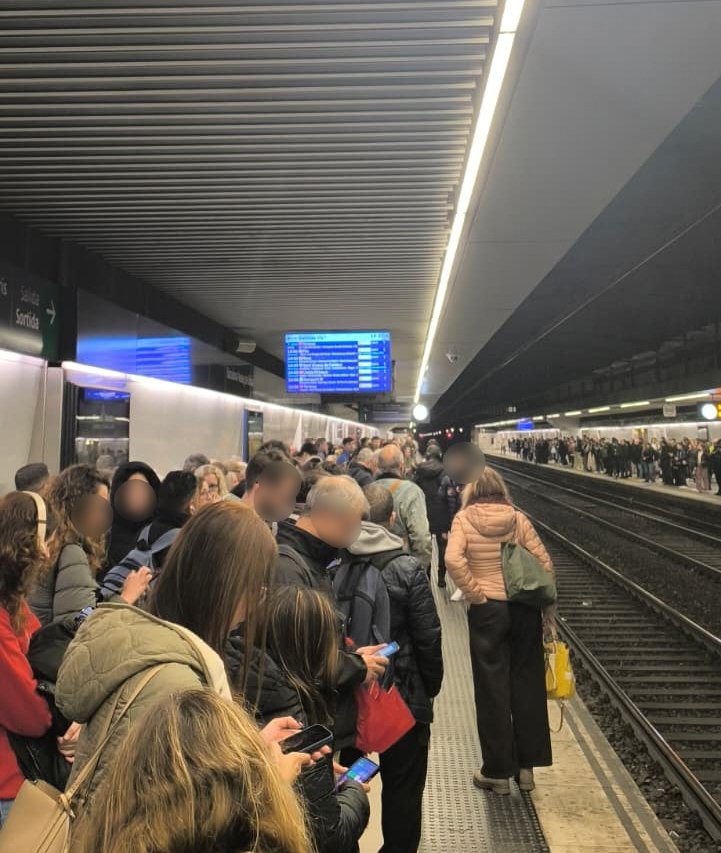 IncidenciesSud's tweet image. Ara mateix situació de desbordament a les andanes de les estacions de Pg de Gràcia i de Sants. Diversos trens direcció sud i direcció nord han desaparegut. Avui no hi ha vent ni vaga oficial, però @Renfe i @Adif_es continuen fent el que volen.
És una humiliació permanent😡