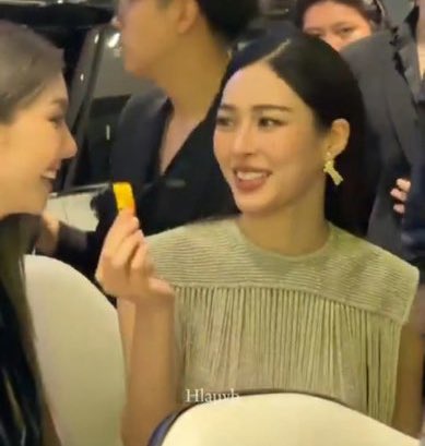 สติ๊กเกอร์หัวใจที่ได้มาก็แปะเอาไว้กลับบ้านด้วย เหมือนตอนนั้นพี่คนนั้นก็เอาคอนเฟตติที่น้องให้กลับบ้านด้วย ไอ่พวกนักรักจริงๆ