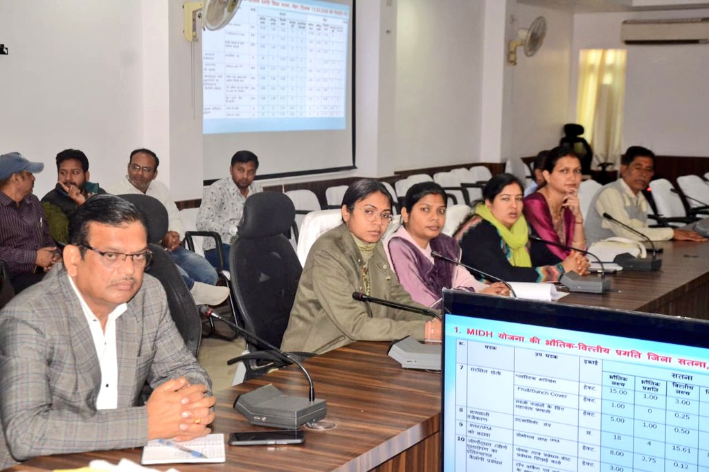 अधिकारी नहीं, मित्र बनकर किसानों को उद्यानिकी के लिए करें प्रोत्साहित-
उद्यानिकी और खाद्य प्रसंस्करण मंत्री श्री नारायण सिंह कुशवाह ने #सतना के कलेक्ट्रेट सभाकक्ष में ली समीक्षा बैठक।

#JansamparkMP 
<a href="/CMMadhyaPradesh/">Chief Minister, MP</a>