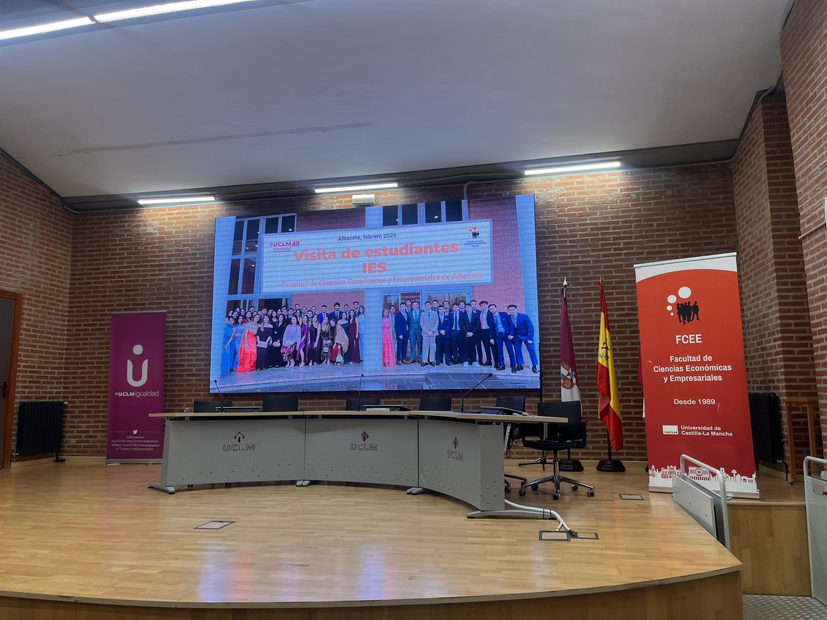 Hoy con 💨 , pero muy contentos 😊por haber recibido a unos futuros alumnos a nuestra facultad. Hoy han tenido un taller sobre economía y sostenibilidad 💚Gracias 👏a Marina Sánchez y Cristian Soria, sabéis que sois bienvenidos, os esperamos el curso que viene! 👩‍🎓🧑🏼‍🎓💪🏽💼