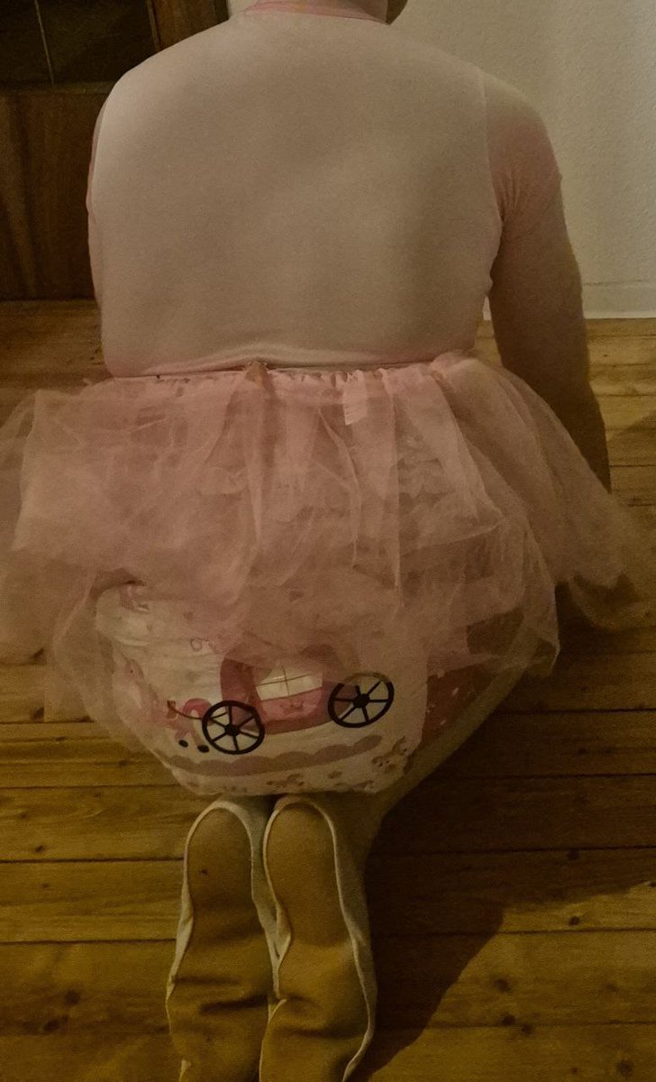 Ladyrunarubinia's tweet photo. Meine Windelsissy kennt ihren Platz!
Erst kontrolliere ich ihre Windel und den Plug.
Dann kniet sie dankbar und bevot zu meinen Füßen.
#Devot #WindelSissy #Feminisierung #Sextoy #Analplug #Windelherrin #OnlineDomina #Kontrolle https://t.co/LHFmQkB4id