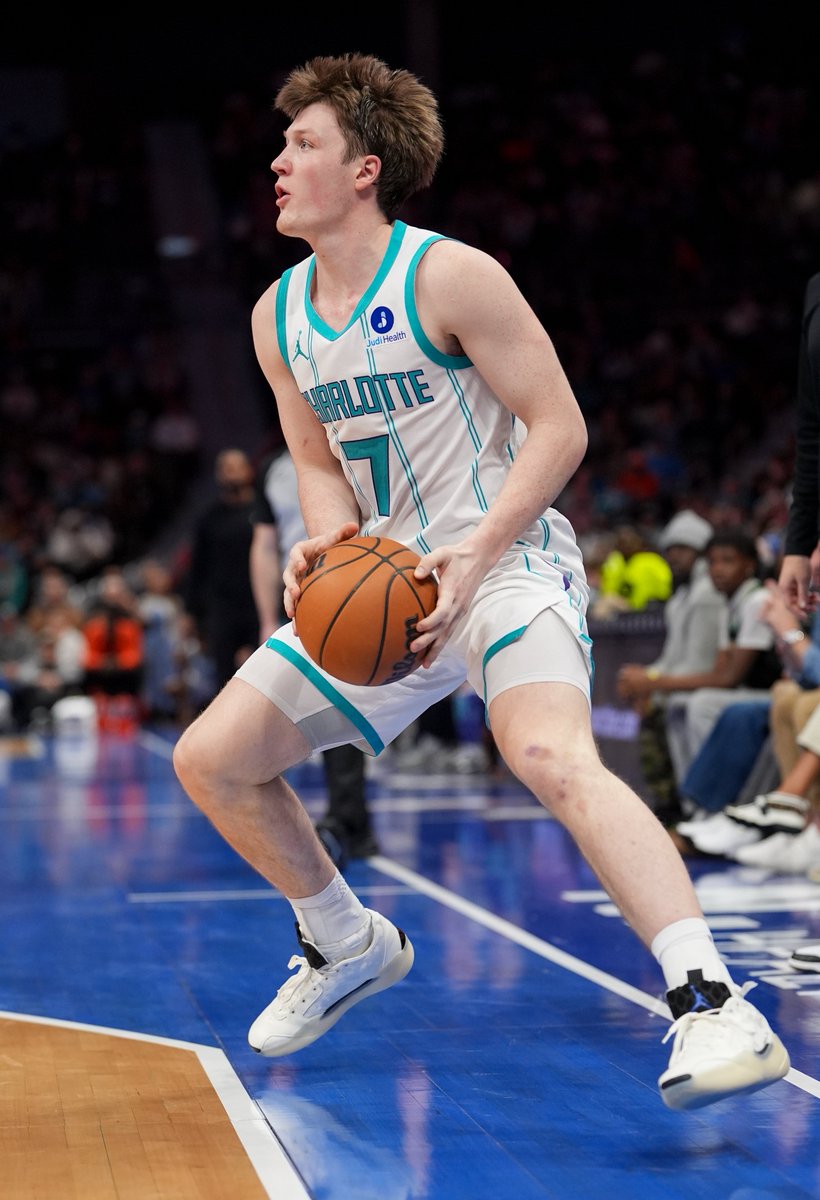 Underdog's tweet photo. Most 3-Pointers made this season...

Donovan Mitchell - 185
Kon Knueppel - 183
Steph Curry - 175
Tyrese Maxey - 174

A rookie hasn't led the league in 3PM in over 50 years 🤯 https://t.co/ikD02c3Acg