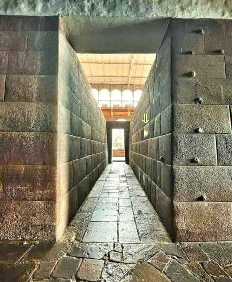 TheProjectUnity's tweet image. The Qorikancha was exactly where I was thinking of in relation to my own point, the majority of the walls in the Qorikancha are PERFECT and then BAM you get a wall covered in nubs. 

They would be removed if they were just part of the construction process. 

They are important.