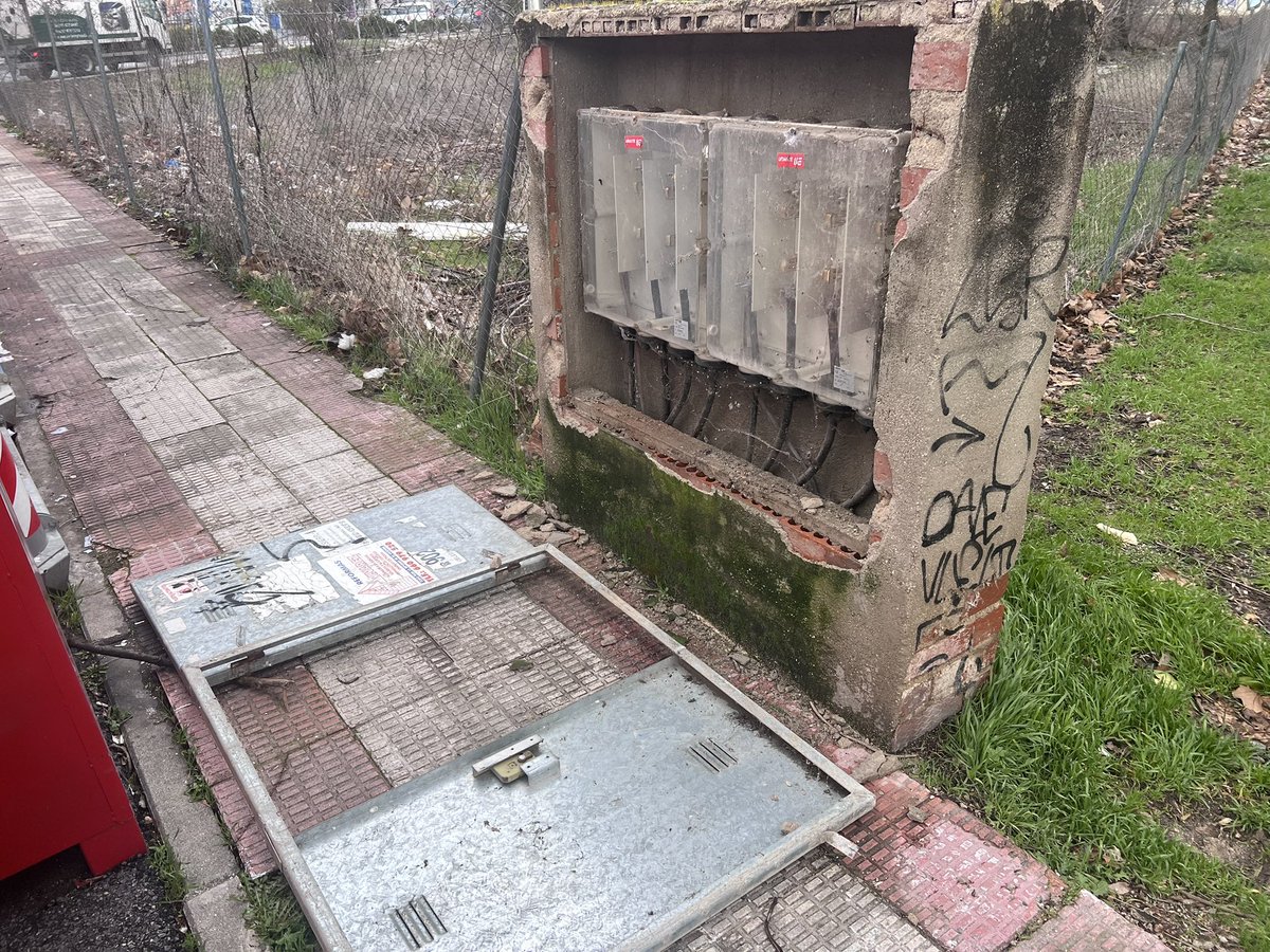 Hola <a href="/Moralzarzal/">Ayuntamiento de Moralzarzal</a> en la calle lope de Vega donde los contenedores por el viento. No sé si es responsabilidad del ayuntamiento o del propietario, pero por avisar #moralzarzal