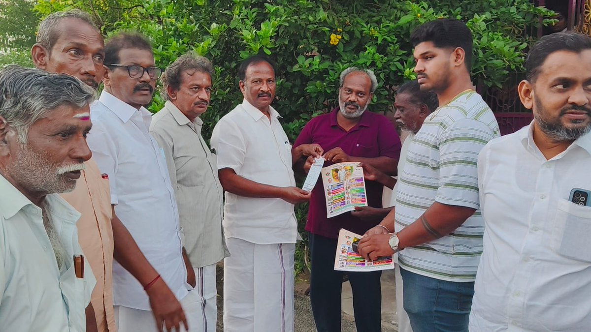 Arunmozhi_thev's tweet photo. "விடியா ஆட்சி, உங்கள் வீட்டு Bill" - லே சாட்சி" என  விடியா ஸ்டாலின் ஆட்சியின் விலைவாசி ஒப்பீடு குறித்து,  

இன்று 13.02.2026 வெள்ளிக்கிழமை மாலை 5.30 மணிமுதல், திட்டக்குடி நகராட்சியில்,

கடந்த அதிமுக ஆட்சிக்கும், விடியா திமுக ஆட்சிக்கும் இடையே உள்ள ஒப்பீடு குறித்தும்,  மின்கட்டண உயர்வு, சொத்து வரி உயர்வு, விலைவாசி உயர்வு,  சமையல் எண்ணெய், சர்க்கரை, வீட்டு வரி உயர்வு குறித்தும், அதிமுக ஆட்சியில் கொண்டு வந்த திட்டங்கள் குறித்தும்,  செயலி மூலம், வீடு வீடாக சென்று, மக்களிடம் கேள்விகள் கேட்டு, அதற்கு உண்டான Bill-ஐ வழங்கினோம். மேலும் ஐந்தாண்டு திமுக ஆட்சியால், தங்களது குடும்பத்தினர் இழந்த மொத்த இழப்பு  எவ்வளவு என்பதை கண்டறிந்து ரசீது மூலமாக   வழங்கினோம்.

அத்துடன் மாண்புமிகு அண்ணன் @EPSTamilNadu அவர்கள் அ.இ.அண்ணா தி.மு.கழகம் சார்பில் 2026 சட்டமன்ற தேர்தல் வாக்குறுதிகளாக  அறிவித்துள்ள 10 வாக்குறுதிகள் அடங்கிய துண்டு பிரசுரங்களை பொதுமக்களுக்கு வழங்கினோம். கழக நிர்வாகிகளும், பொதுமக்களும் ஏராளமானோர் கலந்து கொண்டு சிறப்பித்தனர்.

#விடியாஆட்சி_வீட்டுBillலே_சாட்சி