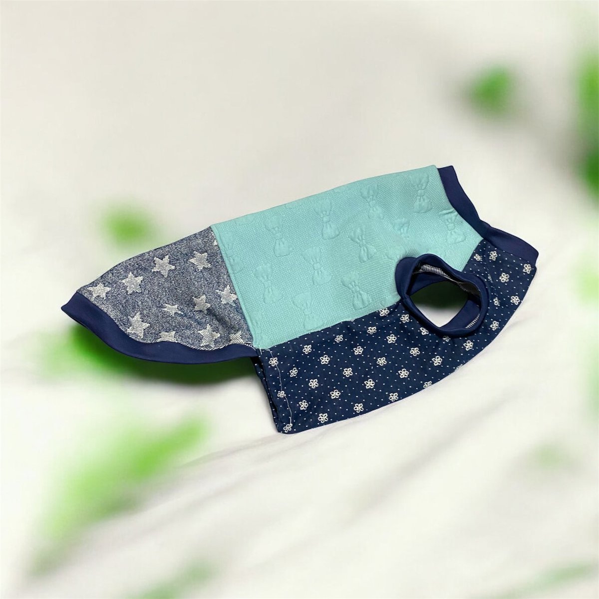 こんばんは🌙*ﾟあすみです🐾

爽やかミントに、星柄の切り替え✨
甘すぎないリボン柄が上品で、男の子にも女の子にもおすすめの1枚です💙

やわらかくて伸びのある生地なので、お着替えもラクちん
首元と裾のネイビーが全体をキュッと引き締めてくれます✨

3サイズ展開

土日は #ログイン で✋