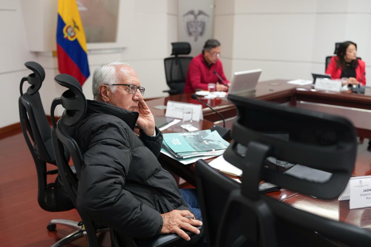 infopresidencia's tweet photo. En la @Casa_Narino, el Presidente @petrogustavo lidera una reunión con @MinSaludCol, @Supersalud e interventores para revisar el trabajo y el avance de las EPS. https://t.co/qF4Bedxfkw