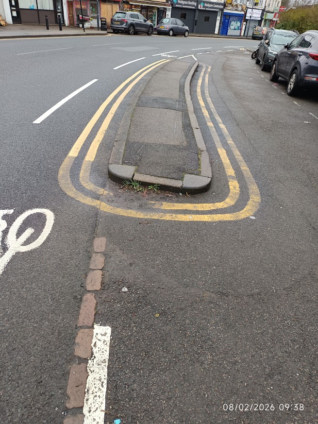 keepharrowtidy's tweet photo. @harrowonline New yellow lines in Headstone Lane .Done in the last 3-4 weeks already breaking up. Plus they missed chunks as well. https://t.co/qjdZBOZazT