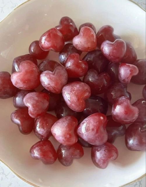 violettweets_'s tweet image. heart shaped grapes.