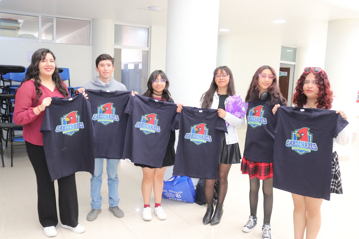 La comunidad estudiantil #UTTT, de diferentes programas educativos continúa recibiendo en el área de Servicios Escolares, su playera institucional.