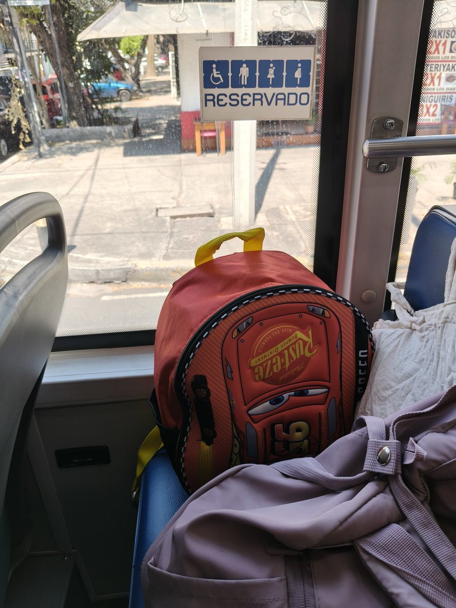 gigi_mos's tweet photo. @MetrobusCDMX que onda con el espacio q dejan para los asientos reservados, no sé quién diseño este espacio! Mb TSAJJ-9338 línea  2 tepalcates-tacubaya https://t.co/Qa0Q6Xpnho