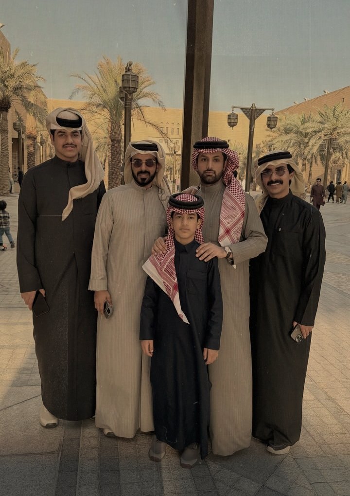 خُـــوة آلـ مـرّه والسهول
عساها تدوم لـباقيات السنيني 

رفقةٍ مبنيةٍ على طيب الفعول
وقت اللزوم تظهر فـالمواقف تبيني ✨.

لـ أسماء .
#فراج_قزيع_السهلي 
#عبدالعزيز_المري