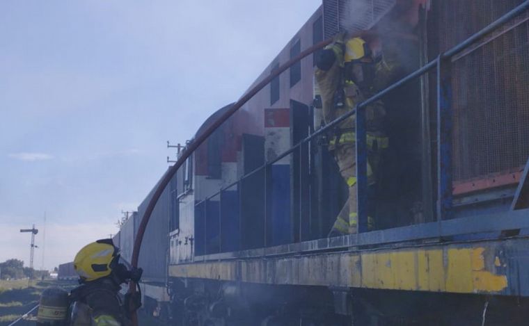 Santa Fe: Alarma por el incendio de una locomotora de la empresa concesionaria Nuevo Central Argentino en Pérez

wwwcronicaferroviaria.blogspot.com/2026/02/santa-…