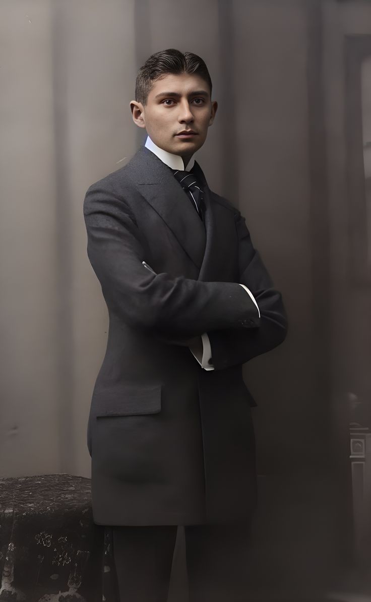 الحياة .. حفلة تنكرية 
-- 
هناك مقولات كثيرة عبّرت بشراسة عن لا معقولية الحياة، ولكنني لم أجد عبارة أشد مرارة من اعتراف #كافكا حين قال: 
. 
. 
"خجلت من نفسي عندما أدركت أن #الحياة حفلة تنكرية، وأنا حضرتها بوجهي الحقيقي!"