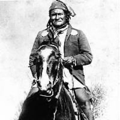 ANPIRomaPosti's tweet photo. "Non avrei mai dovuto arrendermi: avrei dovuto combattere fino a quando non fossi rimasto l'ultimo uomo vivo.”
#Geronimo, capo #Apache.
#Clifton, #Arizona, #16giugno 1829
#FortSill, #17febbraio 1909 https://t.co/WJ4ywMIfbr