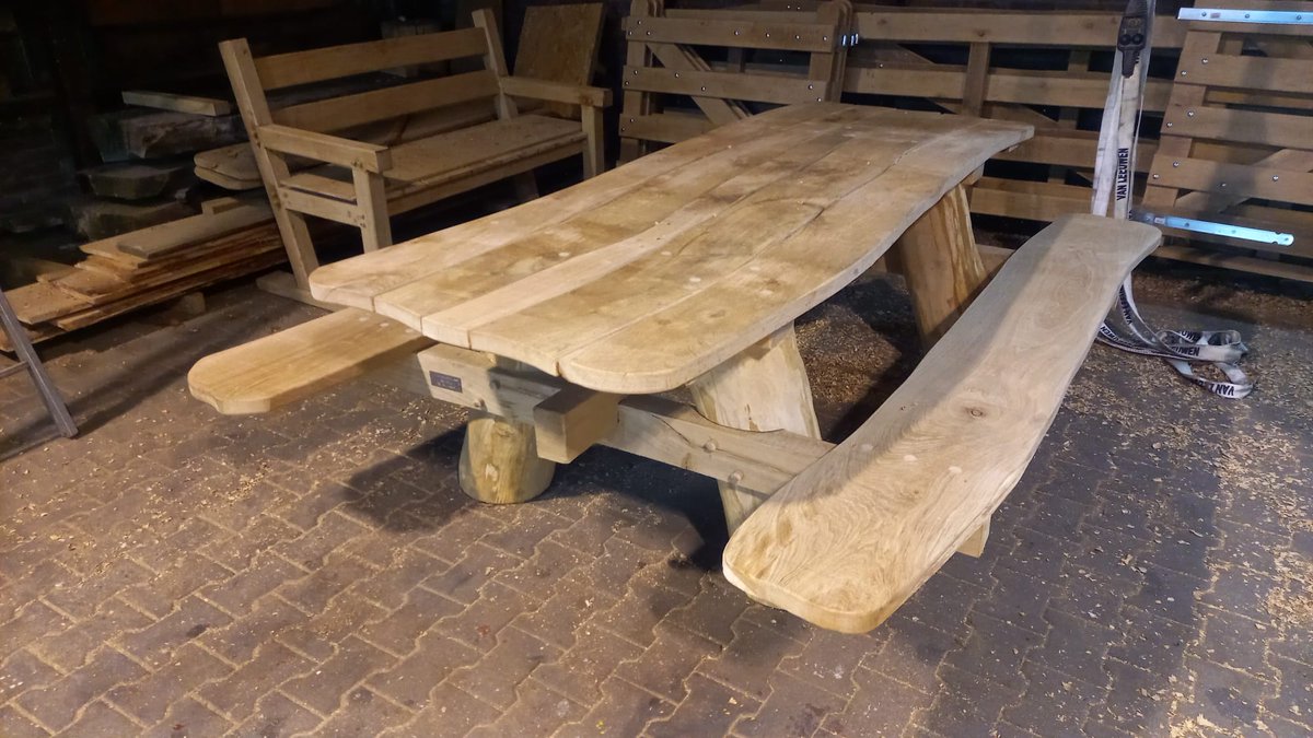 Mooie picknicktafel voor een klant gemaakt door Oude Lashof Groen. #hout #picknicktafel