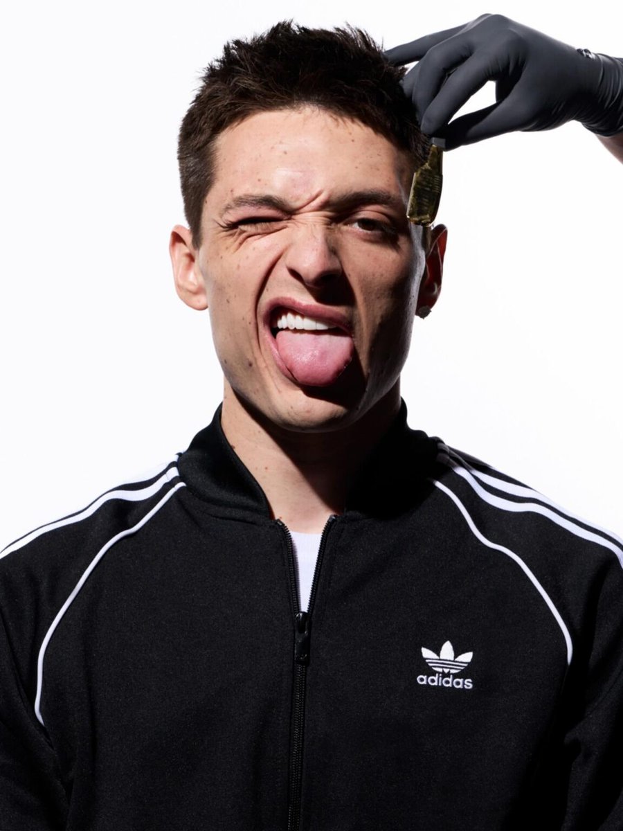 “Representar las tres franjas para México y nuestra música con adidas es algo con lo que soñé desde niño” “No se trata solo de mí, sino de mi gente, mi cultura y todos los que impulsan a México hacia adelante”. 

Peso Pluma para adidas.