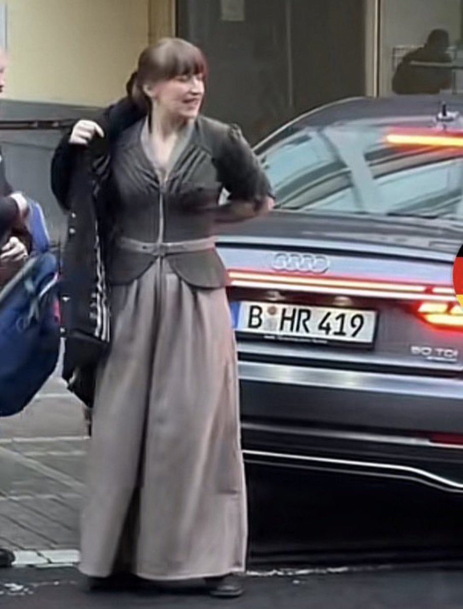 Georg_Pazderski's tweet image. SED NOMENKLATURA❗️

Das ist die LINKE Heidi Reichinnek. Sie mag weder Reiche noch Autofahrer.

Was sie mag, ist ihren dicken, über 100.000 € teuren Audi A8 50 TDI, den sie richtig schick findet, mit personifiziertem Nummernschild B HR 419 (H: Heidi, R: Reichinnek, geb. 19.04.).