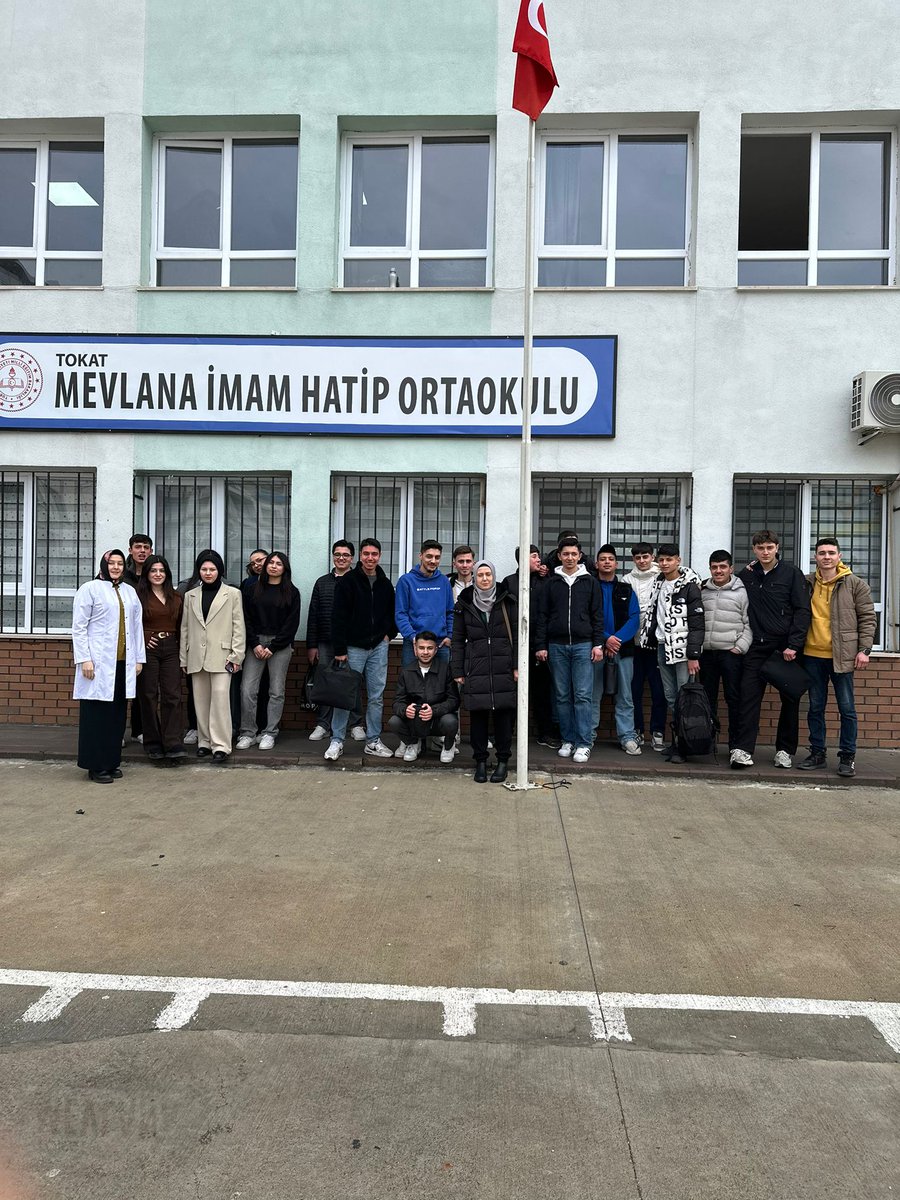 Mesleğimi Seviyorum Etrafımı Güzelleştiriyorum Projesi kapsamında Tokat Şehit Yakup Akdağ Mesleki Eğitim Merkezi Güzellik Hizmetleri Alan öğrencileri tarafından Mevlana İmam Hatip Ortaokulu öğrencilerine saç kesimi ve bakım işlemi yapılmıştır. Öğrencilerimizi yaptıkları faydalı