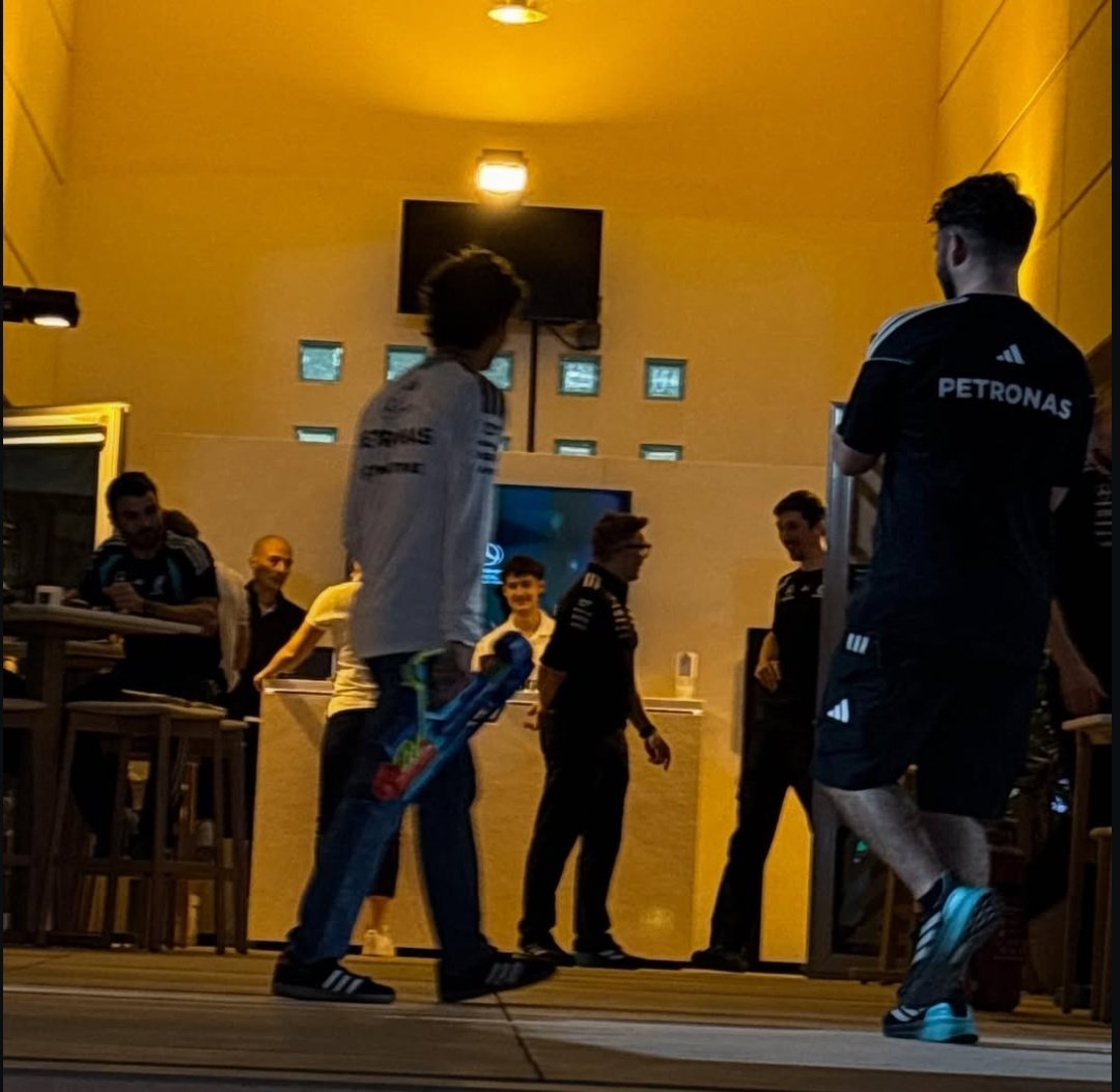 kimi targeting bono with a water gun tonight in the paddock 😭

📷: rodrigofrancaf1