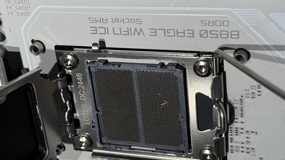 عندك ضمان للتركيب ؟ 

شوفو الصدق كنت اشره على اللي يسالني ذا السؤال 🦦

بس لما جبت العيد عرفت انه سؤال منطقي 😂😂😂

بكل بساطه زحلق المعالج من يدي وطعج ٦ pins بالسوكت 
ايزي صلحتها والامور طيبه ما اخذ مني دقيقتين ، 

لكن عطيت راعيها خبر اني جبت العيد وعطيته ضمان مدى الحياة اي شي