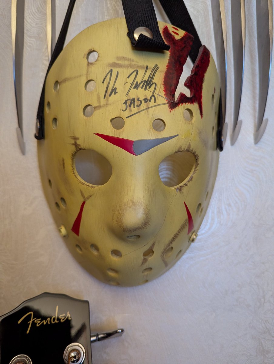MrHand42's tweet image. My Jason mask signed by Kane Hodder, along with a photo he signed for my wife. Absolute horror treasure 🔪🤘
#JasonVoorhees #KaneHodder #FridayThe13th #HorrorCollection #HorrorMemorabilia #Slasher #HorrorFan #HorrorCommunity #SignedMemorabilia #HorrorCollector