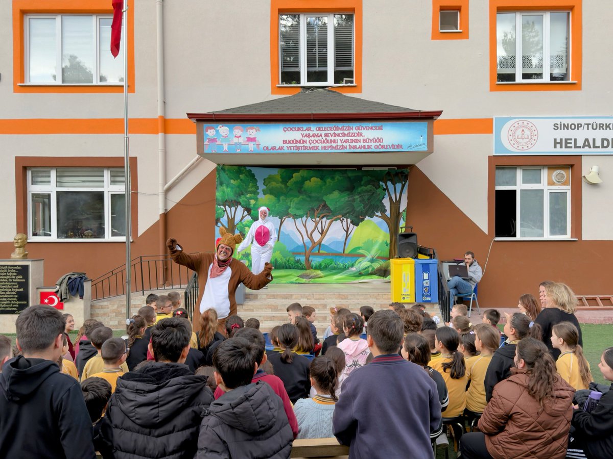 Türkeli’nde son perdeyi Helaldı İlkokulu ve Ortaokulu’nda açtık.

Güneş bizimleydi, sahnemiz okul bahçesiydi. Gökyüzü dekor, çocukların kahkahası fon müziğimiz oldu. ☀️

Bir günde üç oyun… Yorgunuz ama kalbimiz dolu.

#Sinop #Türkeli #ÇocukTiyatrosu #SıfırAtık #GeriDönüşüm