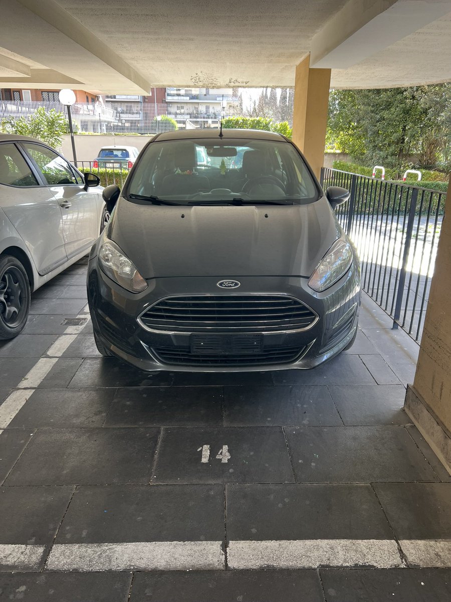 diddina8722's tweet photo. Quando devi andare a lavoro e trovi l’auto così…perché tenere la stessa targa se puoi non trovartela più e cambiarla? https://t.co/ymMYvbFtQ5