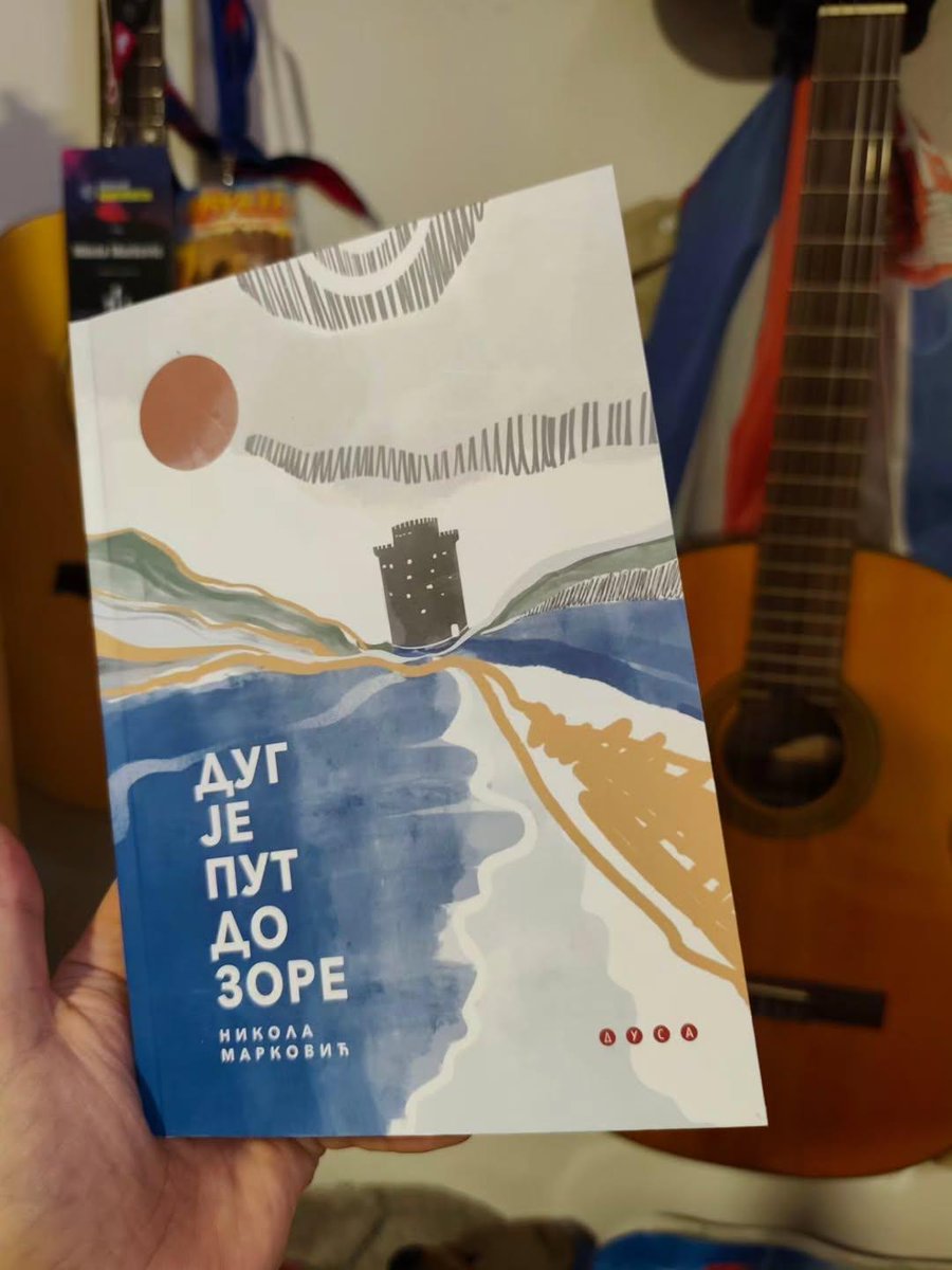Knjizevnici's tweet photo. „У масивној, грубој стварности он проналази њежне ситнице; у иронији – властити пут.“

Данас је из штампе изашао нови роман Николе Марковића – Дуг је пут до зоре, а реченица песника и есејисте Ђорђа Матића најфиније обухвата суштину Марковићевог поступка.

https://t.co/jRjuu8qU8D https://t.co/JEpi6BqJGY