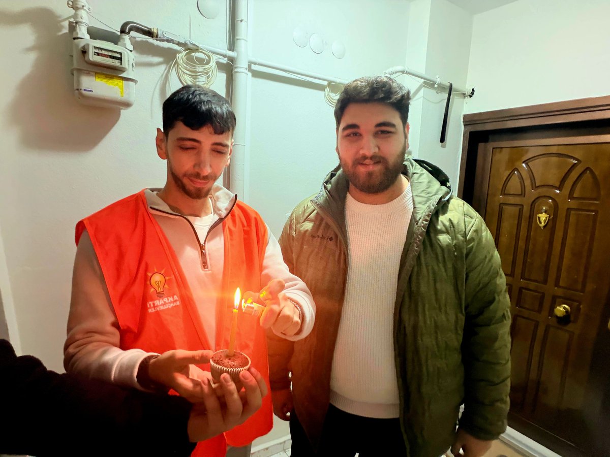 Bugün, geleceğimizin teminatı olan genç kardeşlerimizin heyecanına ortak olduk!  AK Parti Bahçelievler Gençlik Kolları olarak, doğum günü olan kardeşlerimizi ziyaret ederek yaşlarını kutladık. Bir gün değil, her gün beraberiz! Rabbim sağlıklı ve başarı dolu ömürler nasip etsin.