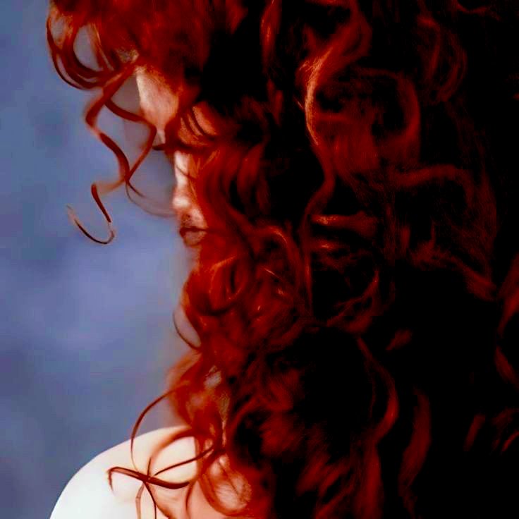 Metin Eloğlu diyordu:

“Uzak sesin değiverse
En ileze çiçek bile ışıldar."
Öyle …

(İleze : Zayıf, güçsüz, hastalıklı, mariz.)