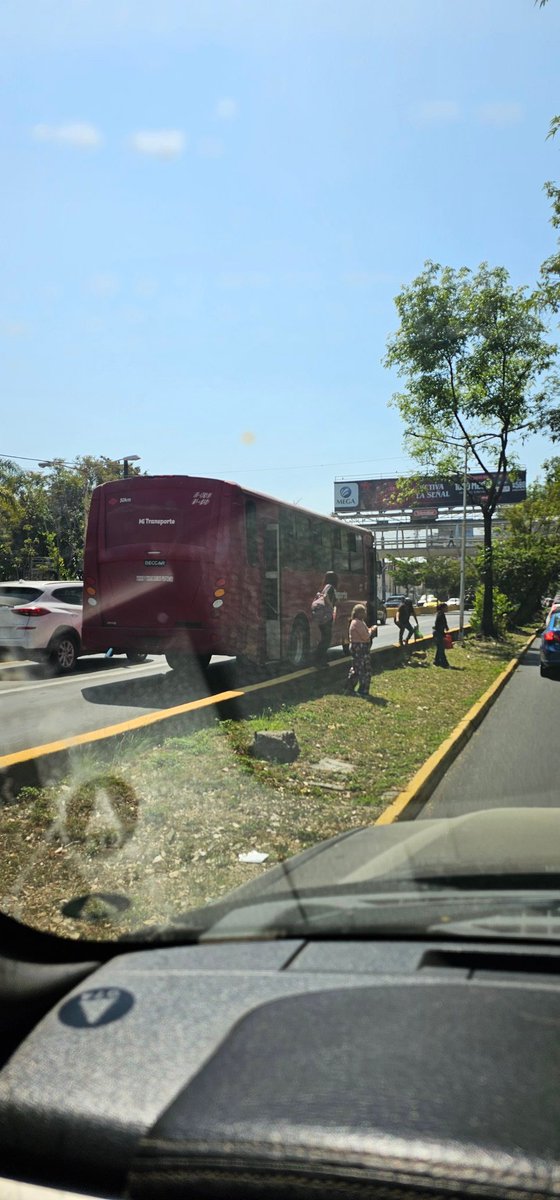 edubalo's tweet photo. @TransporteJal unidad 09 C 130, dejando pasaje en carriles centrales de Lopez mateos a la altura de Unidad Administrativa de Zapopan las águilas a las 1:15 de norte a sur y así quieren aumentar la tarifa?? https://t.co/dJkpUJ5BqK