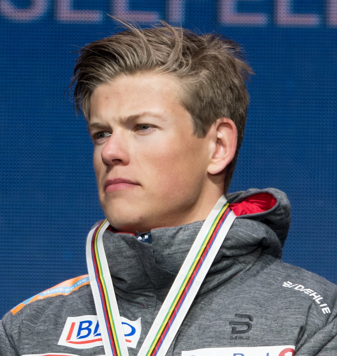 michal_kudrna's tweet photo. 1/6 🎿 Věděli jste, že nejlepší běžkař historie byl v 15 letech jen „průměrný Joe“? Johannes Høsflot Klæbo nebyl zázračné dítě. Byl malý, slabý a jeho trenér o něm řekl, že nic nenaznačovalo budoucí úspěch. Jak se dostal na vrchol? 👇🧵 https://t.co/ggiVU0ID15