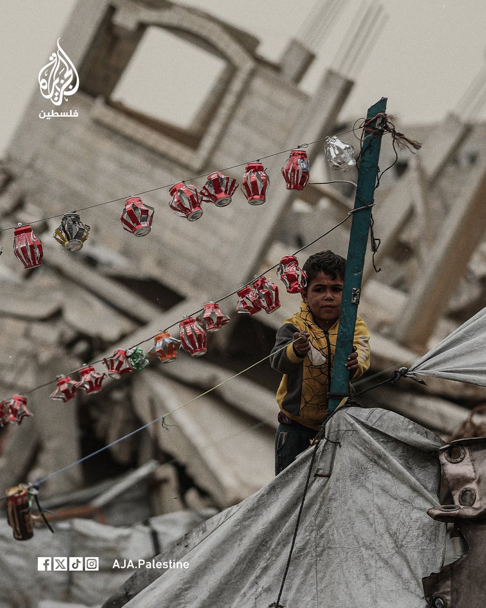 AJA_Palestine's tweet photo. أطفال غزة يزينون أنقاض منازلهم المدمرة احتفالا بقدوم شهر رمضان المبارك
#ألبوم https://t.co/8GGG8mETHc
