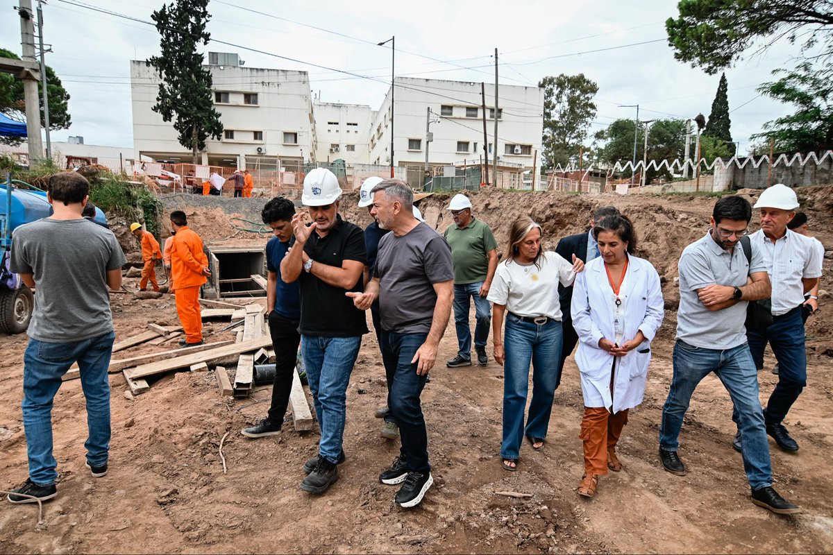 javierpretto's tweet photo. Hoy recorrimos la obra del desagüe pluvial en el #HospitalMisericordia, con el objetivo de mejorar el drenaje de toda esta zona. https://t.co/3JehYSKnhc