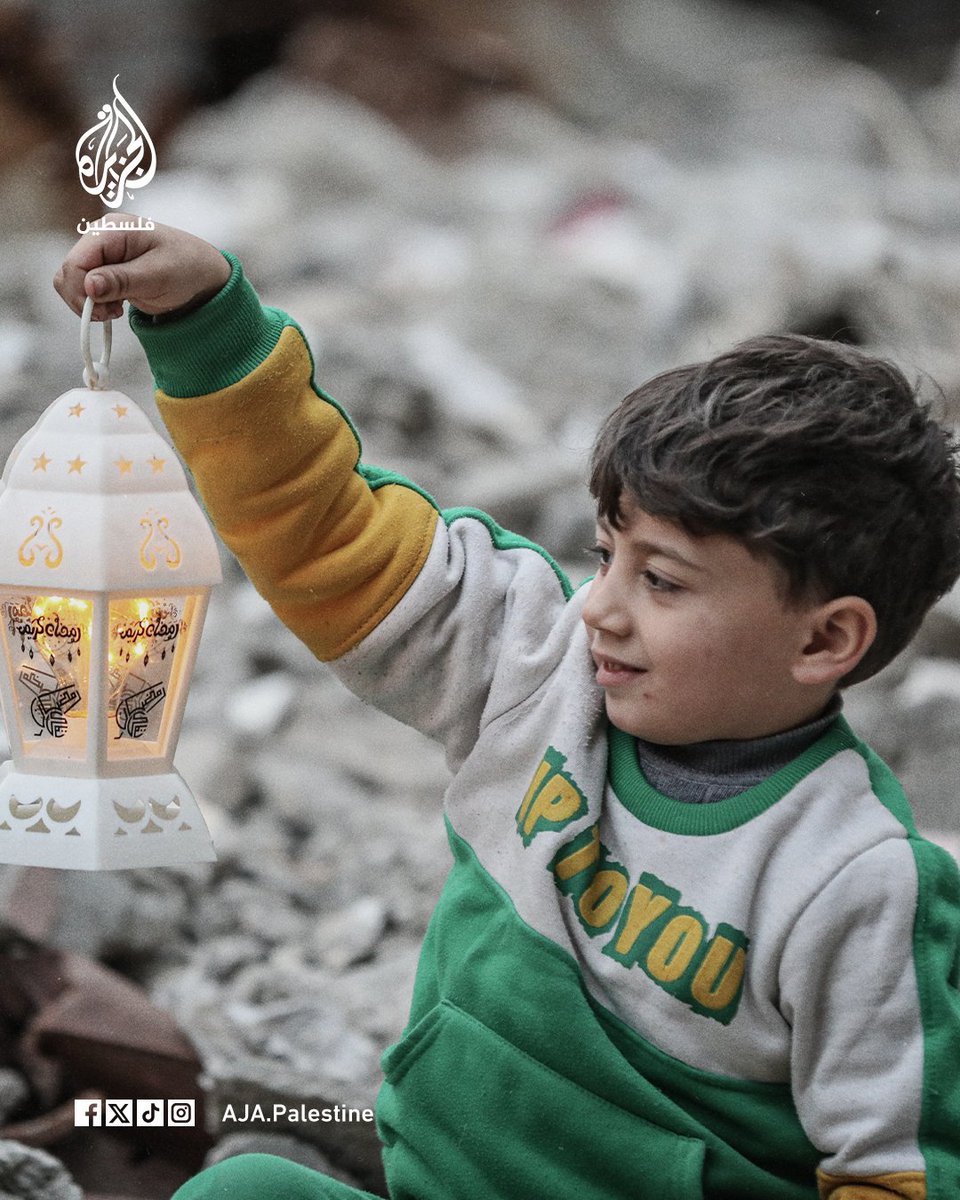 AJA_Palestine's tweet photo. أطفال غزة يزينون أنقاض منازلهم المدمرة احتفالا بقدوم شهر رمضان المبارك
#ألبوم https://t.co/8GGG8mETHc