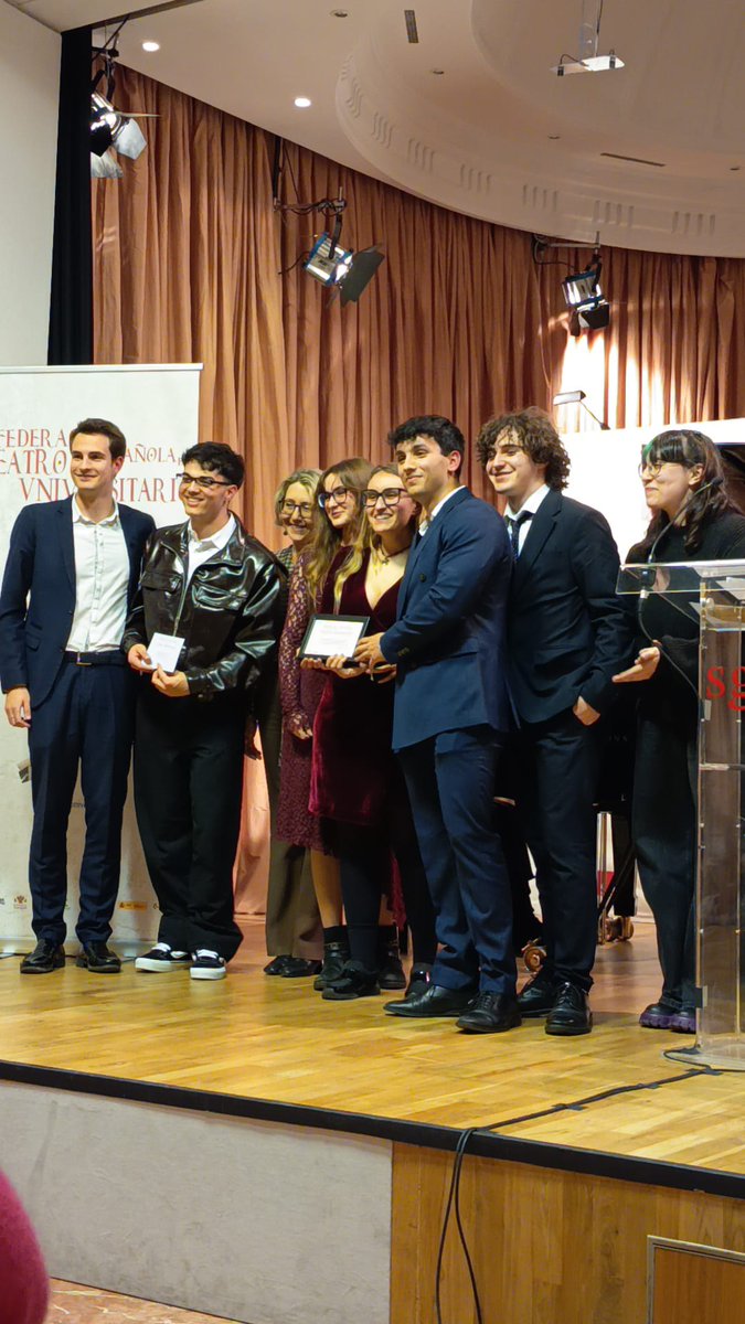 Gala de entrega de premios del teatro universitario 
MEJOR PIEZA DE ESPECTÁCULO MUSICAL 2025
Y el ganador es...

América, basado en West Side Story de <a href="/LoyolaAnd/">Universidad Loyola</a>
