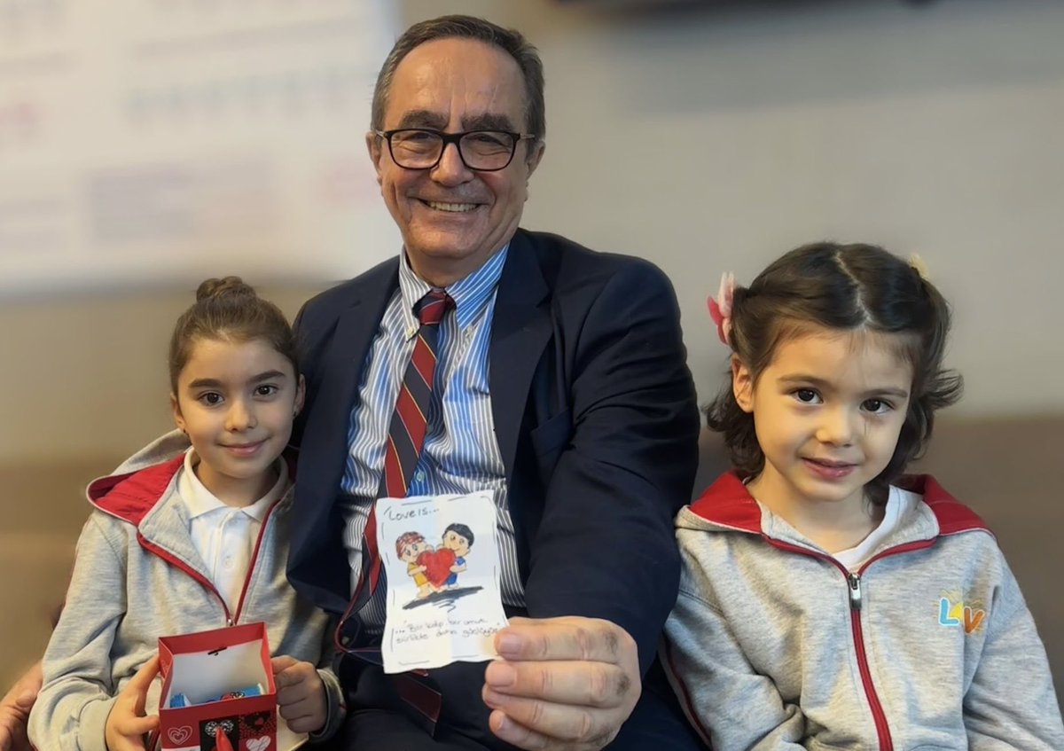 Sevgi nedir ,
Hastanede zorlu bir canavarla savaşarak galip gelen yavrularımın
Elleriyle hazırladıkları kalp şeklindeki süprizlerini içten sarılarak, gözleri gülerek size vermeleridir .
Biz büyüklerin görevi de onları korumak, eğitmek ve
iyi birer insan olarak yetiştirmektir.